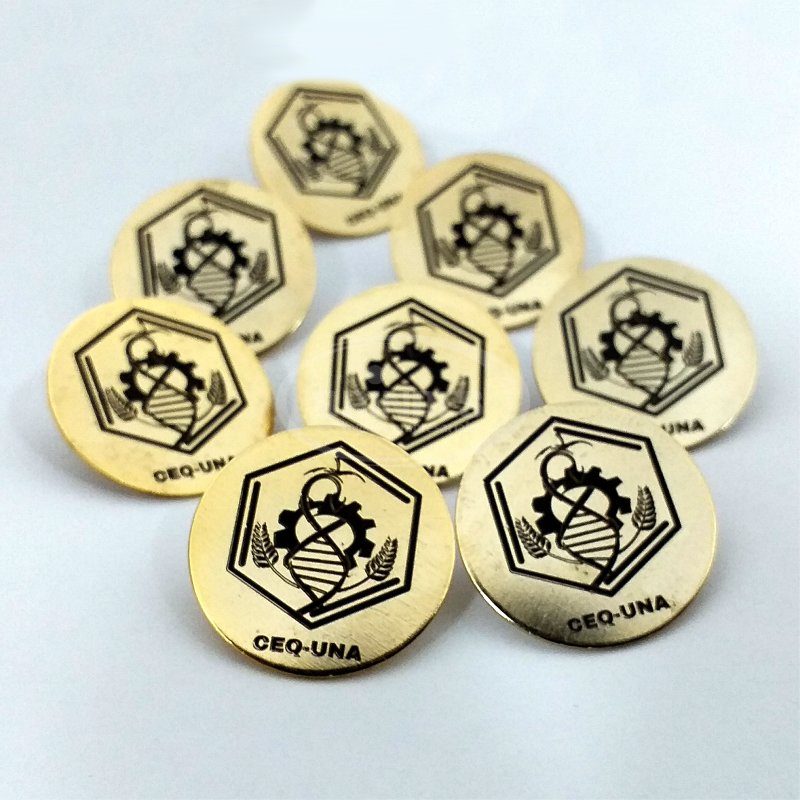 Pin de Metal Dorado con Grabado Láser
