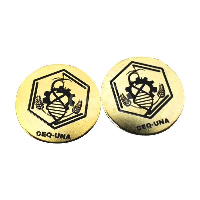 Pin de Metal Dorado con Grabado Láser